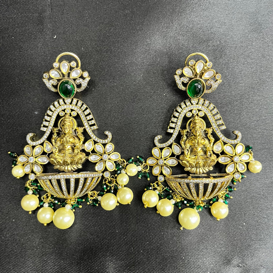 TEMPLE EARRINGS WITH PEARLS