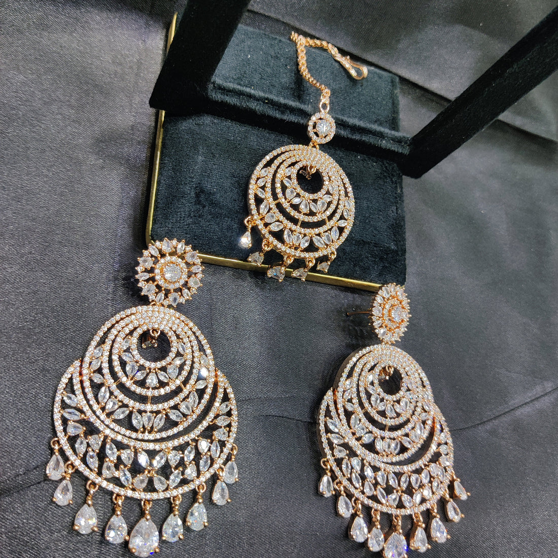 CHAHAT EARRINGS TIKA SET